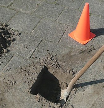 So installieren Sie einen Bodenanker für Ihren Solero Sonnenschirm